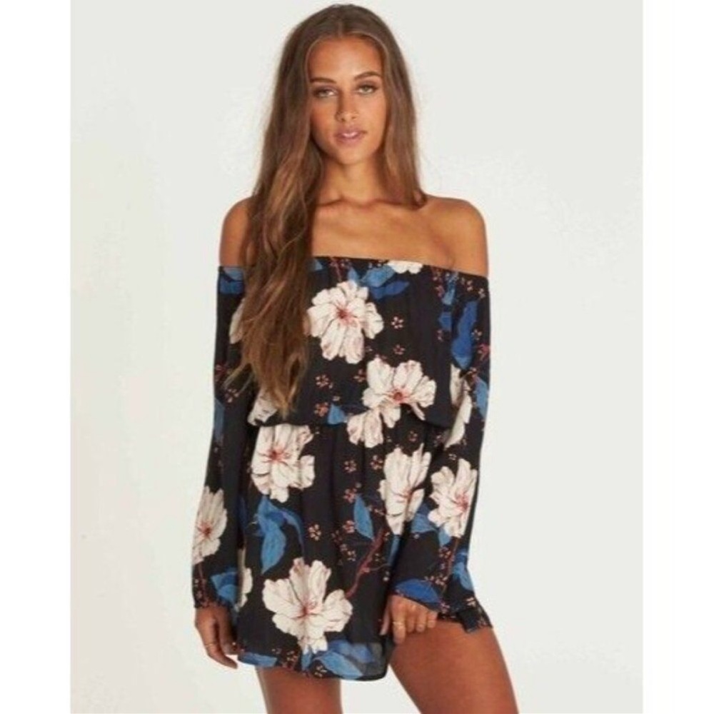 Super cute, like new Billabong dress, size L.